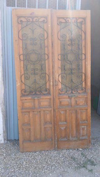 Puertas antiguas de madera con rejas