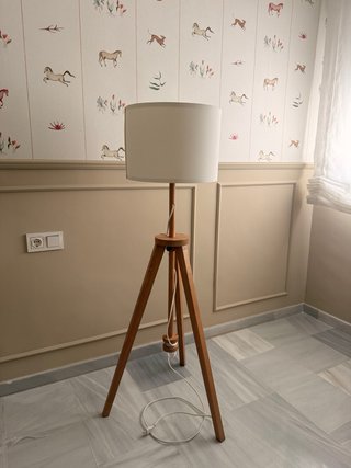 Lámpara de pie Ikea madera y tela