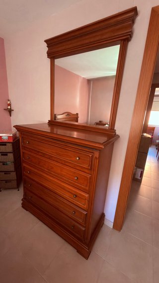Cómoda de madera con espejo