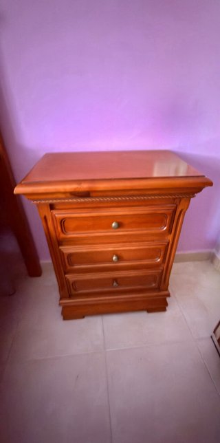 Cómoda de madera con espejo
