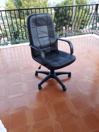 Sillón de oficina piel negro, tapizado en cuero
