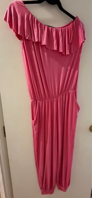 Mono rosa con volantes