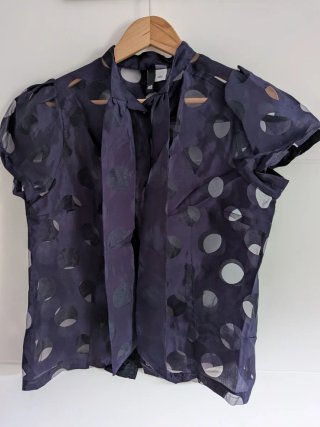 Blusa semi transparente Morada y negra con Lunares