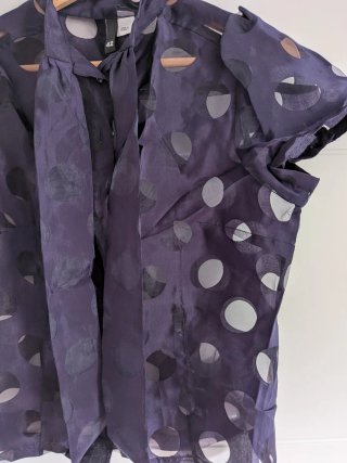 Blusa semi transparente Morada y negra con Lunares