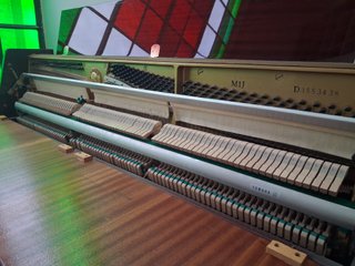 Piano Yamaha M1J