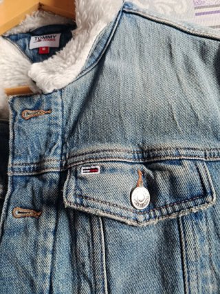 Cazadora vaquera Tommy Jeans borreguillo