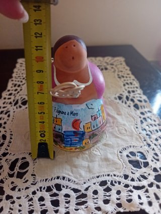 Signorina in terracotta con paesaggio