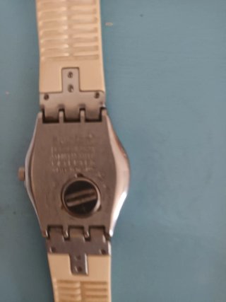 Reloj Swatch Beige y Plateado