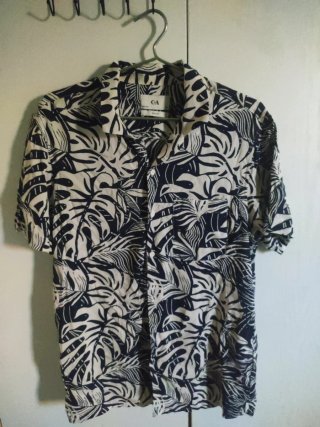 Camiseta de playa estampada azul marino y blanco