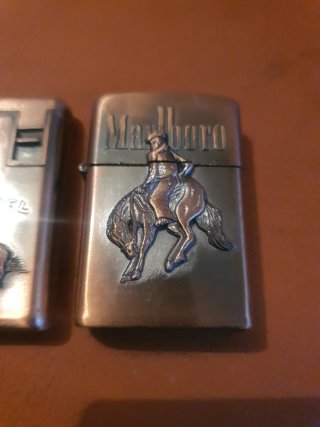2 accendini Camel e Marlboro