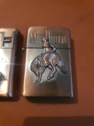 2 accendini Camel e Marlboro