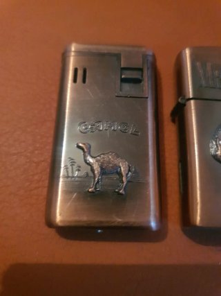 2 accendini Camel e Marlboro