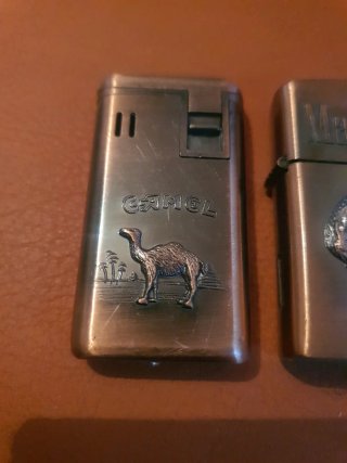 2 accendini Camel e Marlboro