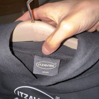 Sudadera Itzavibe Negra con Estampado Animal