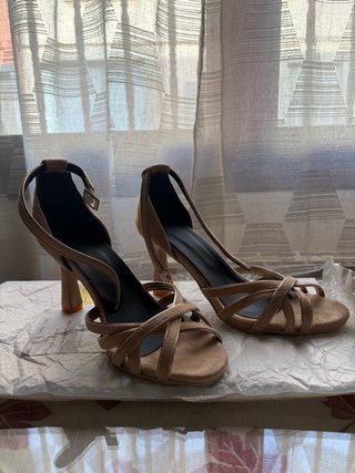 Sandalias Beige Punta Redonda Tacón