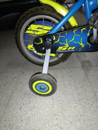 Bicicleta infantil azul con ruedines