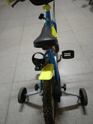 Bicicleta infantil azul con ruedines