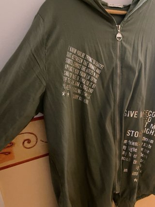 Chaqueta verde oliva con capucha y cremallera.