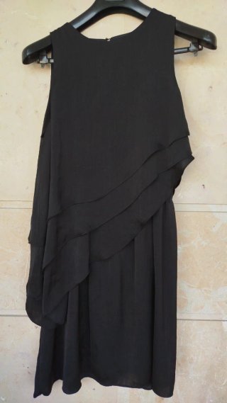 Bonito vestido de gasa  con volantes asimétricos