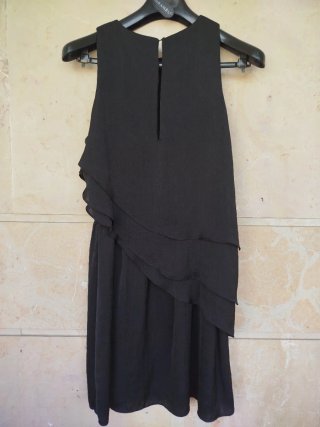 Bonito vestido de gasa  con volantes asimétricos