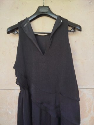 Bonito vestido de gasa  con volantes asimétricos