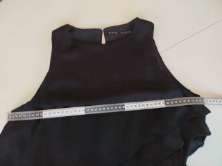 Bonito vestido de gasa  con volantes asimétricos