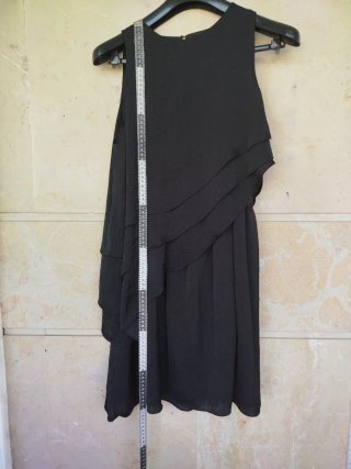Bonito vestido de gasa  con volantes asimétricos