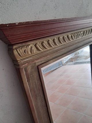 Espejo de madera con marco decorado