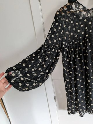 Vestido negro lunares blancos