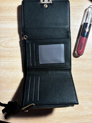 Cartera negra con pulsera de perlas