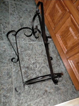 Soporte para macetas de metal negro