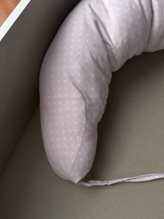 Almohada de lactancia rosa con puntos blancos