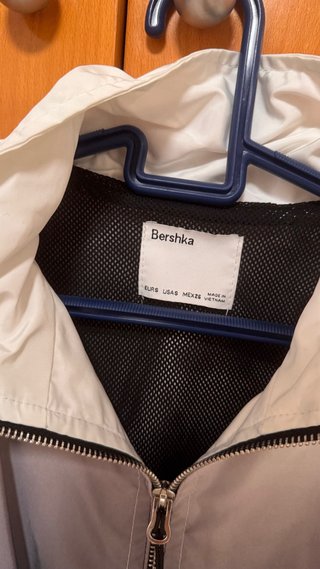 Chubasquero Bershka degradado gris y blanco.