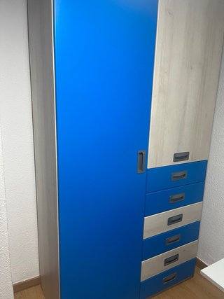 Armario juvenil azul y madera