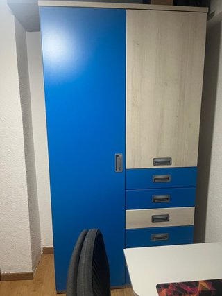 Armario juvenil azul y madera