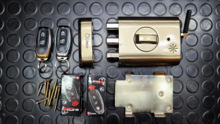 Cerrojo Electrónico Invisible con alarma  4 Mandos