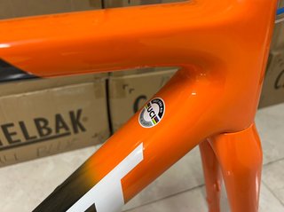 FELT FR Rally Cycling – Negro/Naranja – Nuevo