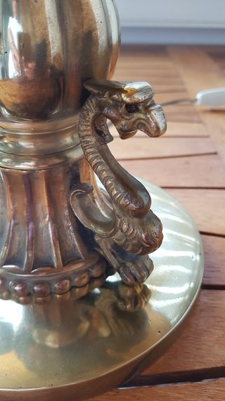 Lámpara de mesa de bronce y cuero