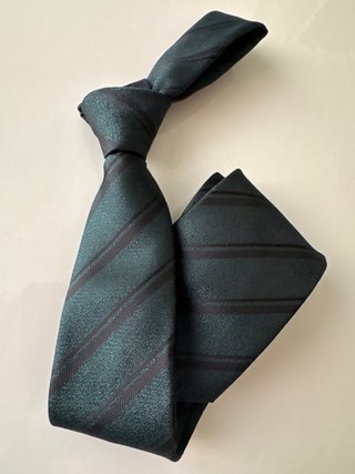 Corbata verde con rayas negras