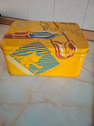 Caja metálica,  perfecta para guardar objetos.