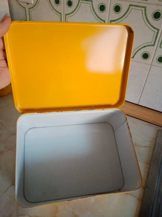 Caja metálica,  perfecta para guardar objetos.