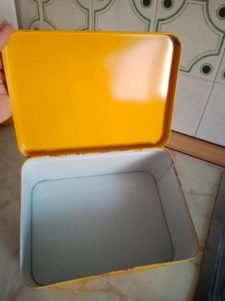 Caja metálica,  perfecta para guardar objetos.