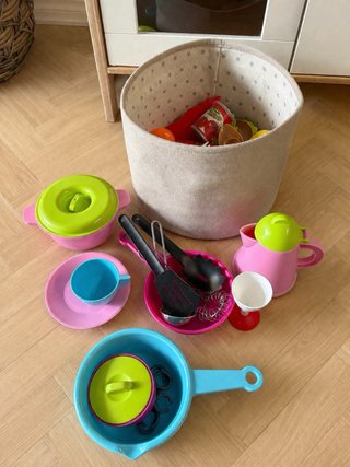Cocinita de madera Ikea con accesorios y cafetera