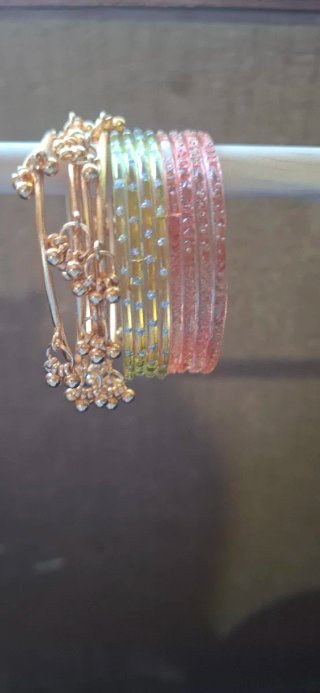 Brazaletes dorados, verdes y rosas con cascabeles