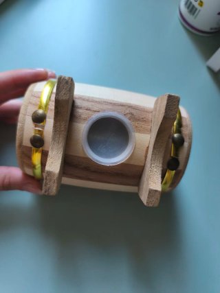 Hucha de madera con bandas doradas