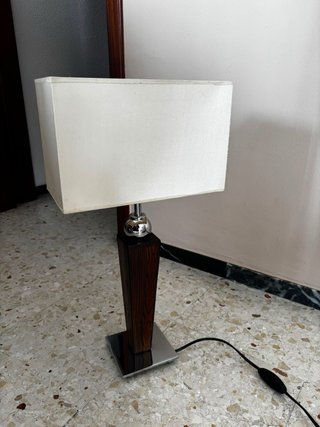 Lámpara de mesa moderna madera y metal