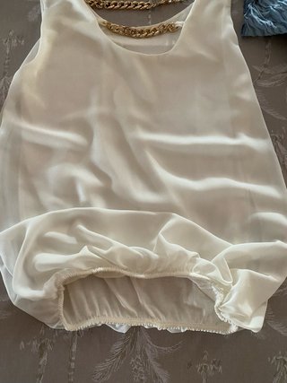 Blusa blanca talla única con cadena dorada