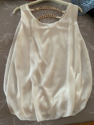 Blusa blanca talla única con cadena dorada