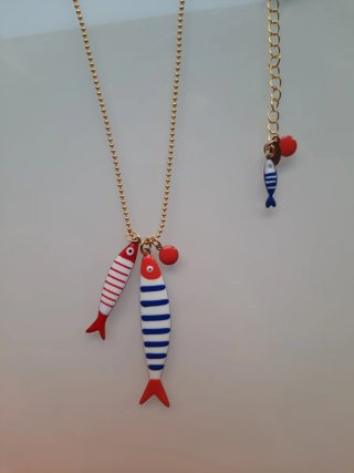 Cadena dorada y peces esmaltados con lágrima roja.