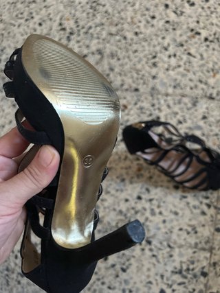 Sandalias tacón negras con pedrería
